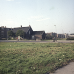 859521 Gezicht op de boerderij Draaiweg 40 te Utrecht, vanaf de Merelstraat, met op de achtergrond enkele flatgebouwen ...